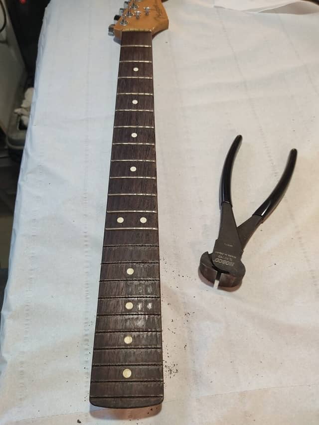Fret replacement at Esprit Guitare