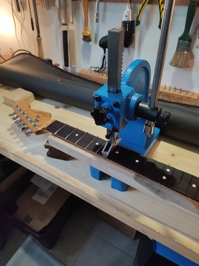 Fret replacement at Esprit Guitare