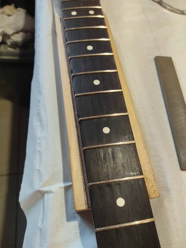 Fret replacement at Esprit Guitare