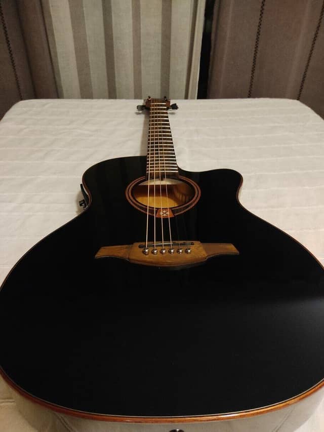 Guitare Lag Tramontane