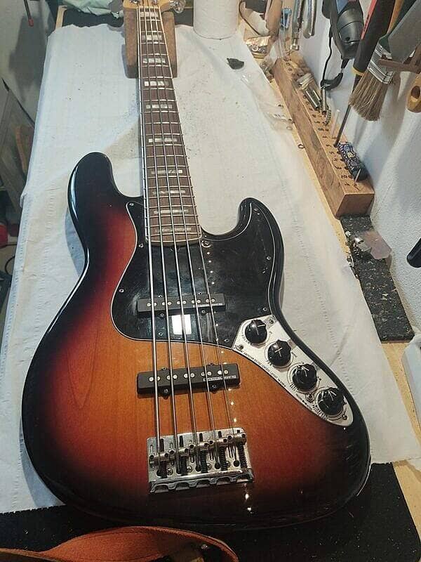 Basse Fender JazzBass 5 cordes