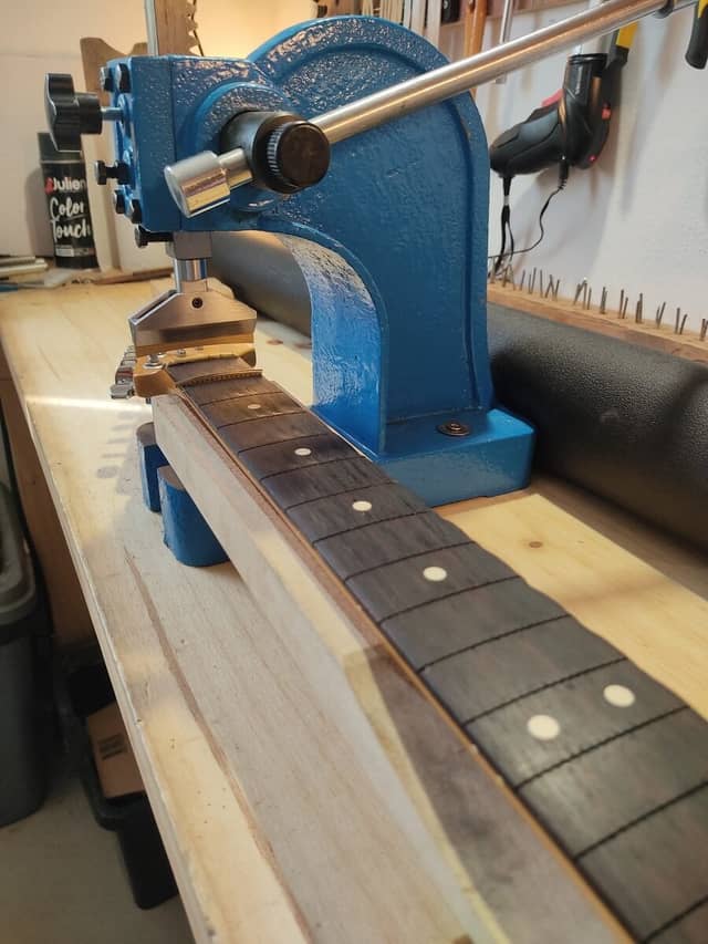 Remplacement des frettes chez Esprit Guitare