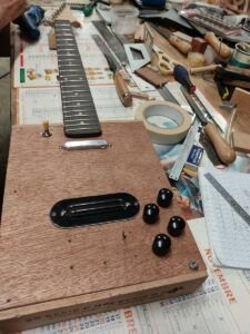 Cigar Box 6 cordes : Collaboration Esprit Guitare / Pipiri guitars 18 Collaboration Esprit Guitare / Pipiri Cigar Box Guitars