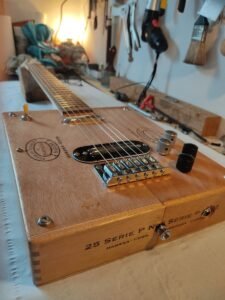 Venez essayer la nouvelle Cigarbox 6 cordes Pipiri/Esprit Guitare 20 cigarbox 6 cordes