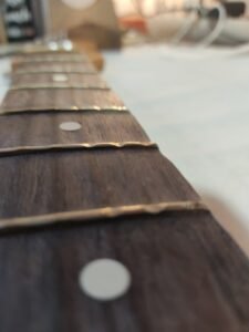 Technique : Remplacement des frettes 1 Remplacement des frettes chez Esprit Guitare