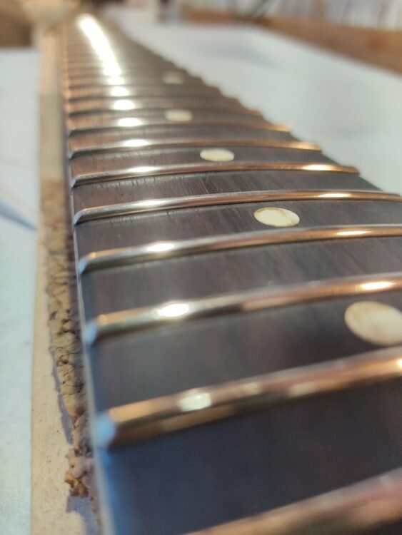 Technique : Remplacement des frettes 19 Remplacement des frettes chez Esprit Guitare