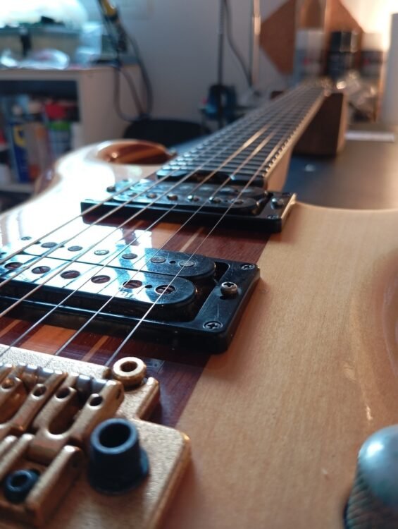 Instruments à cordes pincées (guitares, basses et autre) 1 Guitare Moscato Funk
